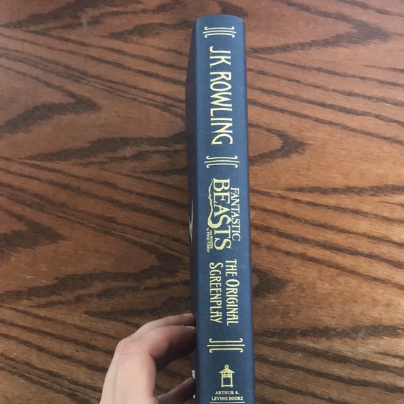 Fantastic beasts the original screenplay, hardcover, like new - Picture 3 of 8